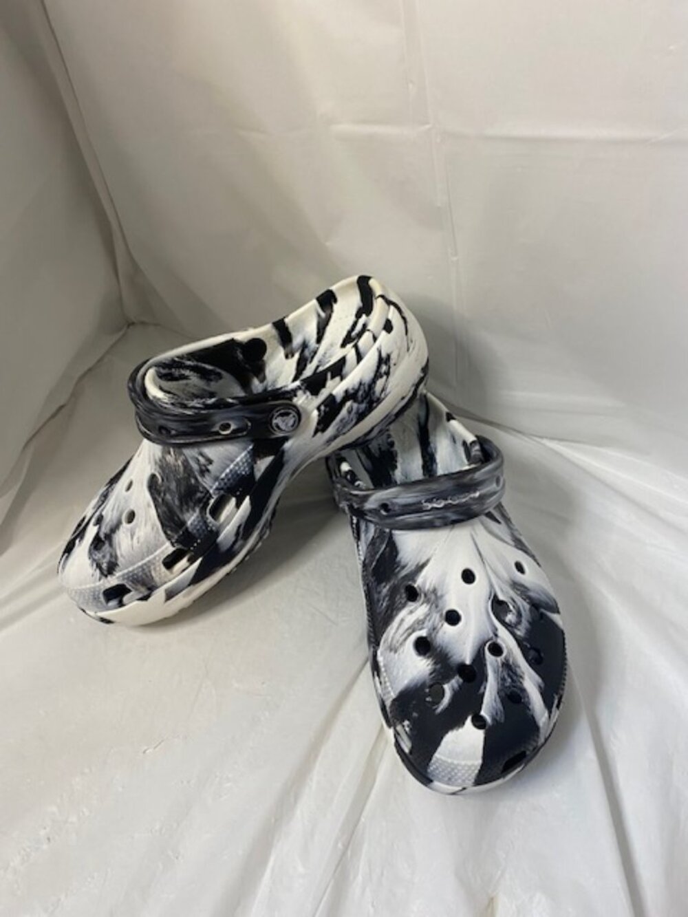 Crocs Women's Classic Platform Marbled Clogs – White/Black ~ Size 8 - Picture 2 of 6